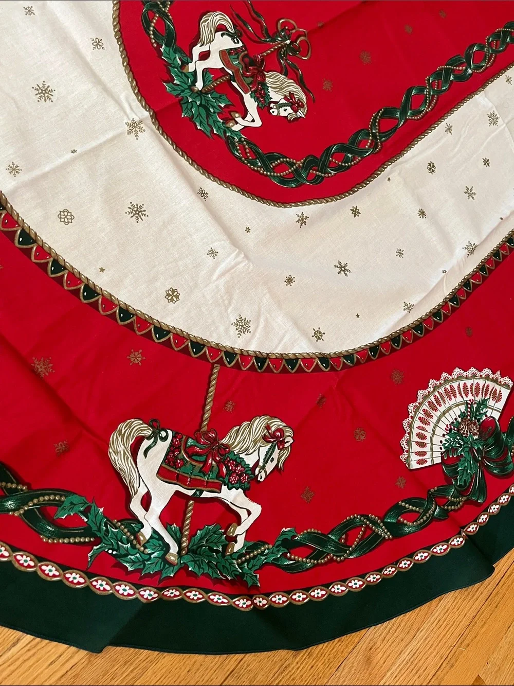 Vtg Christmas Tablecloth VICTORIAN TIDINGS Oval Carousel Horses Holly Fans+ READ
